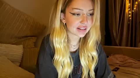 Snapshot of nikki_whatever chatting on 12/25/24, 09:43 nicolette online show from 12/25/24, 09:43