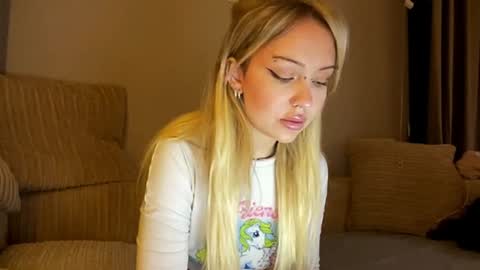 Snapshot of nikki_whatever chatting on 12/28/24, 06:40 nicolette online show from 12/28/24, 06:40