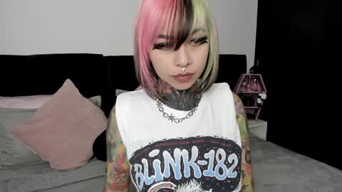 Nikki Ramone   online show from 02/03/25, 08:02