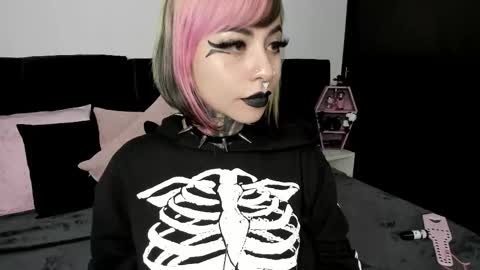 Nikki Ramone   online show from 02/12/25, 09:52