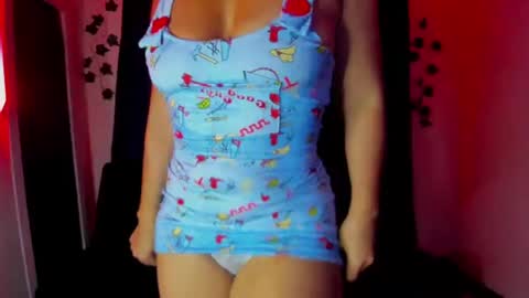 Snapshot of nikky_evans_ chatting on 09/16/25, 06:14   online show from 09/16/25, 06:14