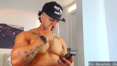 Snapshot of nikolaylisin chatting on 11/21/25, 06:06 Niko online show from 11/21/25, 06:06