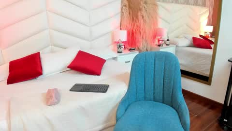 nina__ford online show from 10/31/25, 07:59