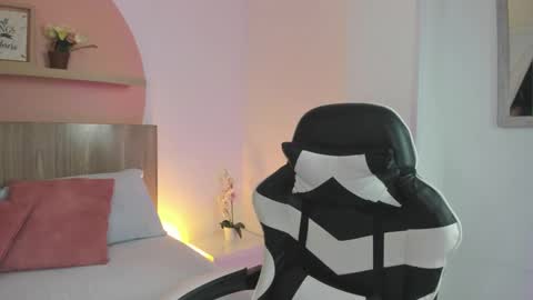 Snapshot of nina_blake chatting on 10/07/25, 02:31 N I N A online show from 10/07/25, 02:31