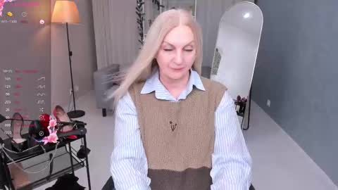 Nina online show from 12/14/25, 11:04