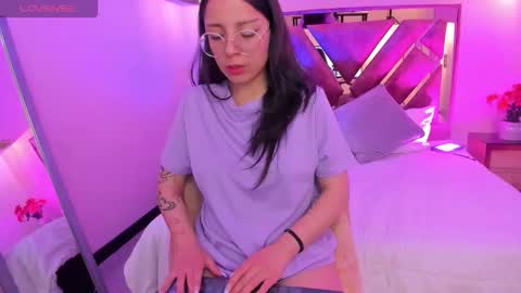 Nina myers online show from 11/11/25, 10:48