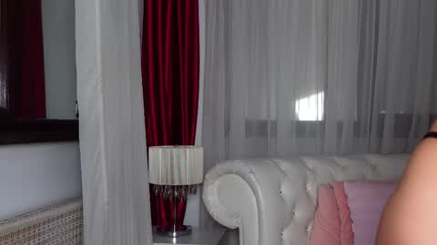 Snapshot of ninacrystal chatting on 02/14/25, 12:14 NinaCrystal online show from 02/14/25, 12:14