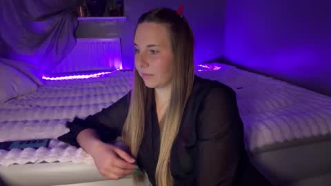 Snapshot of ninaglow_ chatting on 10/03/25, 07:00 ninaglow_ online show from 10/03/25, 07:00