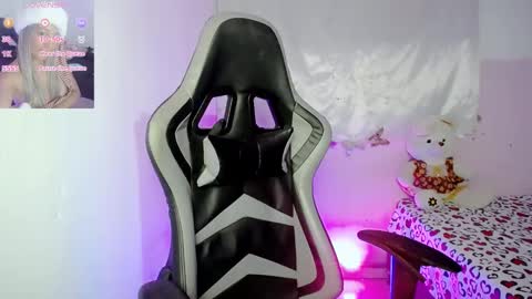 ninatinydoll1 online show from 02/19/25, 10:56