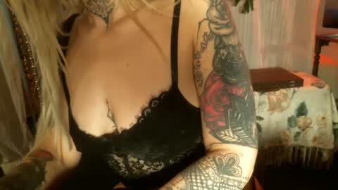 Snapshot of no_facequeen chatting on 01/20/25, 06:42 Leah online show from 01/20/25, 06:42