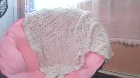 Snapshot of no_facequeen chatting on 12/04/25, 03:32 Leah online show from 12/04/25, 03:32