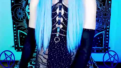 Snapshot of noamy_666 chatting on 02/10/25, 10:20 caroline online show from 02/10/25, 10:20