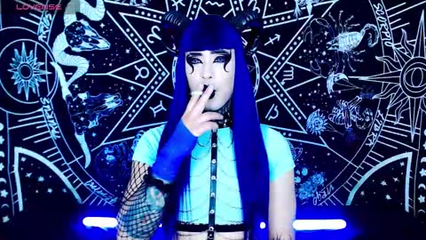 Snapshot of noamy_666 chatting on 09/11/25, 01:17 caroline online show from 09/11/25, 01:17