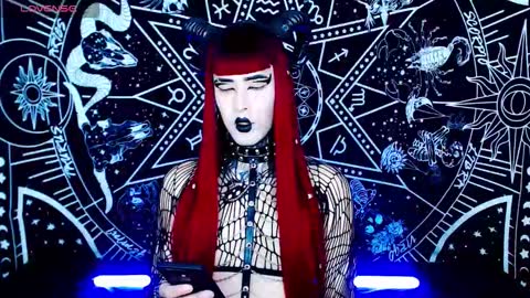 Snapshot of noamy_666 chatting on 09/28/25, 11:32 caroline online show from 09/28/25, 11:32