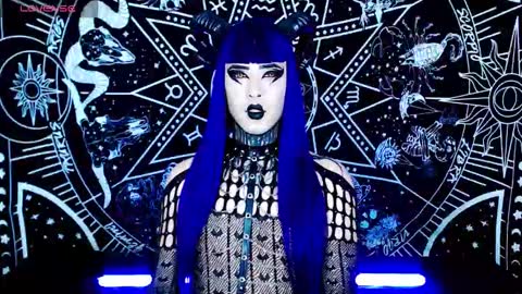 Snapshot of noamy_666 chatting on 10/15/25, 05:07 caroline online show from 10/15/25, 05:07