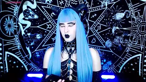 Snapshot of noamy_666 chatting on 10/21/25, 01:28 caroline online show from 10/21/25, 01:28