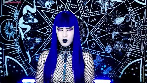 Snapshot of noamy_666 chatting on 10/30/25, 02:02 caroline online show from 10/30/25, 02:02