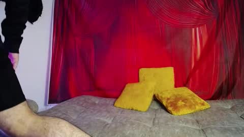 noha_and_iam1 online show from 01/18/26, 11:47