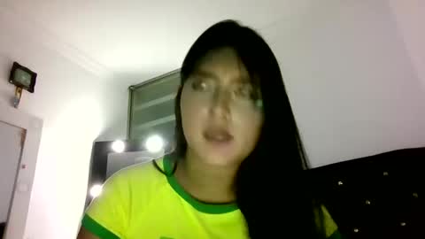 Snapshot of nohemi_18 chatting on 06/11/26, 04:43 Nohemi online show from 06/11/26, 04:43