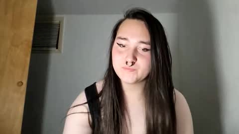 Snapshot of nonbinarybeauty20 chatting on 10/31/25, 10:05 nonbinarybeauty20 online show from 10/31/25, 10:05