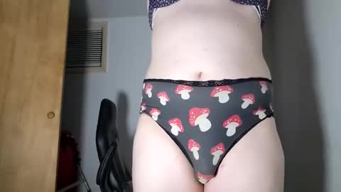 nonbinarybeauty20 online show from 11/28/25, 01:08