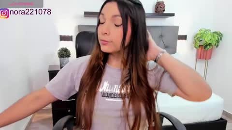 Snapshot of nora22xx chatting on 01/27/25, 07:24 Nora online show from 01/27/25, 07:24