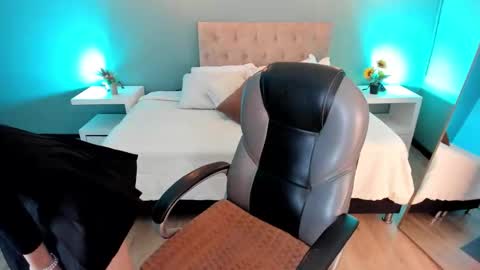 Nora online show from 11/11/25, 06:08