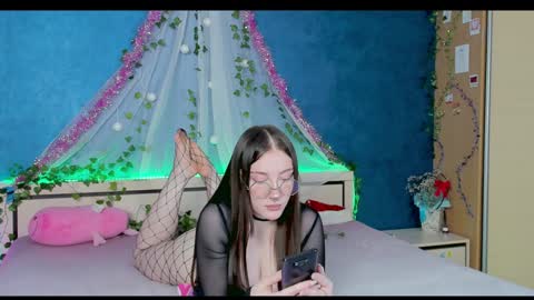 Snapshot of nymphalean chatting on 01/04/25, 08:59 Kat online show from 01/04/25, 08:59