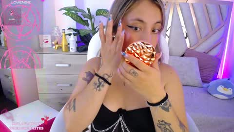 Snapshot of nyx_andria chatting on 01/31/25, 08:54 Alex   .    online show from 01/31/25, 08:54