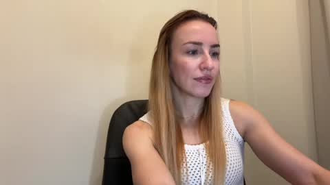Snapshot of nyxelia_ chatting on 04/30/26, 07:25 Anastasia online show from 04/30/26, 07:25