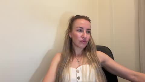 Snapshot of nyxelia_ chatting on 05/14/26, 07:37 Anastasia online show from 05/14/26, 07:37