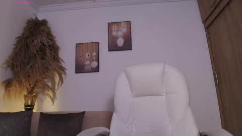 independent model online show from 04/29/26, 01:59