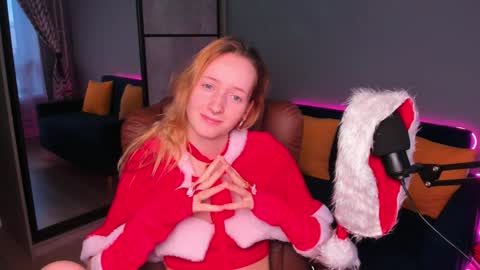 Snapshot of oddlyfamiliar chatting on 12/25/24, 12:47 Call me Bee online show from 12/25/24, 12:47