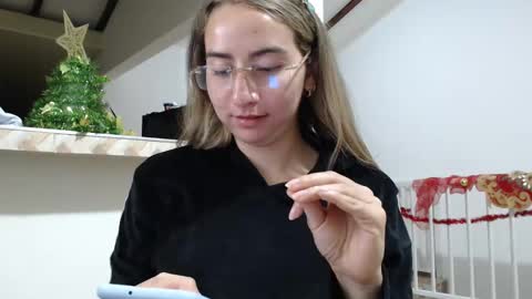Snapshot of odette_brigh_ chatting on 12/12/24, 02:37 Val online show from 12/12/24, 02:37