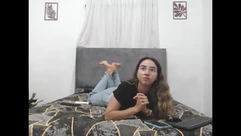 Snapshot of odette_brigh_ chatting on 10/01/25, 09:43 Val online show from 10/01/25, 09:43