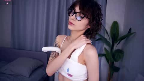 Snapshot of odettehatt chatting on 09/18/25, 06:43 Thea online show from 09/18/25, 06:43