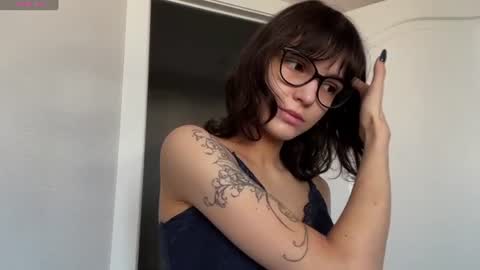 Snapshot of odettehatt chatting on 06/11/26, 04:43 Thea online show from 06/11/26, 04:43