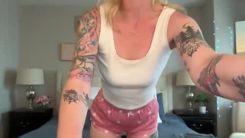 Snapshot of officiallyonlytams chatting on 09/14/25, 03:00 Tams online show from 09/14/25, 03:00