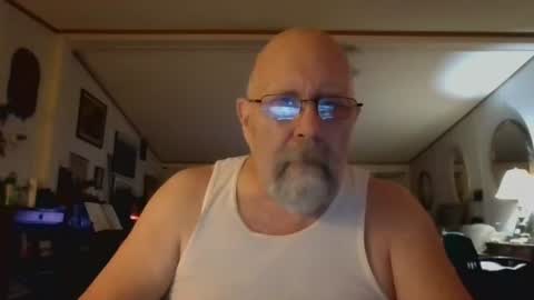 Snapshot of ogusbogus chatting on 12/19/25, 11:34 Maximus No Mo online show from 12/19/25, 11:34