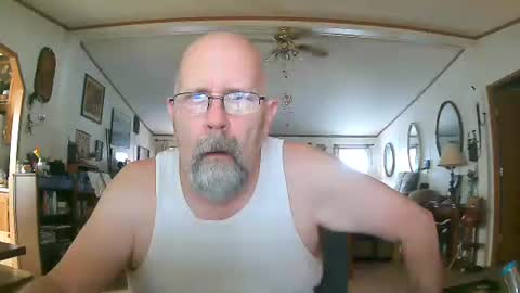 Snapshot of ogusbogus chatting on 12/20/25, 05:53 Maximus No Mo online show from 12/20/25, 05:53