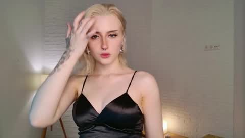 Snapshot of oh__lily chatting on 05/13/26, 01:52 Lily online show from 05/13/26, 01:52