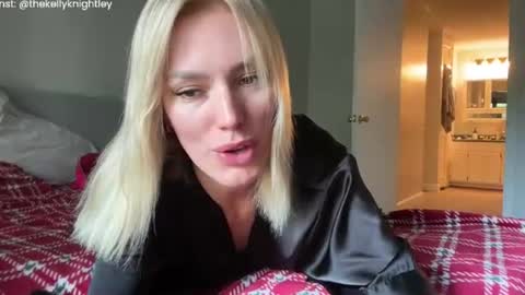 Snapshot of ohbabykelly chatting on 07/19/26, 06:33 Kelly online show from 07/19/26, 06:33