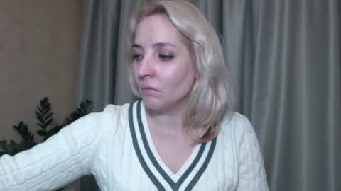 Snapshot of ohsweetmari chatting on 01/11/25, 06:44 Mari online show from 01/11/25, 06:44