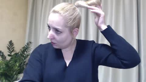 Snapshot of ohsweetmari chatting on 01/22/25, 06:31 Mari online show from 01/22/25, 06:31