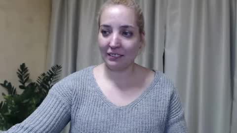 Snapshot of ohsweetmari chatting on 02/12/25, 09:43 Mari online show from 02/12/25, 09:43