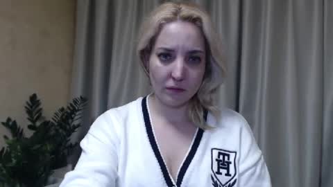 Snapshot of ohsweetmari chatting on 02/13/25, 06:16 Mari online show from 02/13/25, 06:16