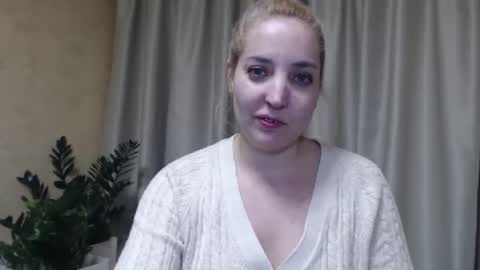 Snapshot of ohsweetmari chatting on 02/15/25, 06:12 Mari online show from 02/15/25, 06:12