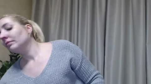 Snapshot of ohsweetmari chatting on 02/22/25, 06:52 Mari online show from 02/22/25, 06:52