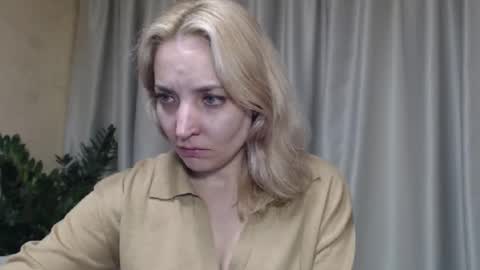 Snapshot of ohsweetmari chatting on 10/03/25, 02:14 Mari online show from 10/03/25, 02:14