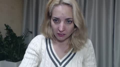 Snapshot of ohsweetmari chatting on 10/12/25, 08:52 Mari online show from 10/12/25, 08:52
